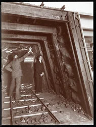Ausstellung eines Minenschachts mit Stahlstützen der Carnegie Steel Co. im Museum of Safety Appliances des American Institute of Social Service, New York